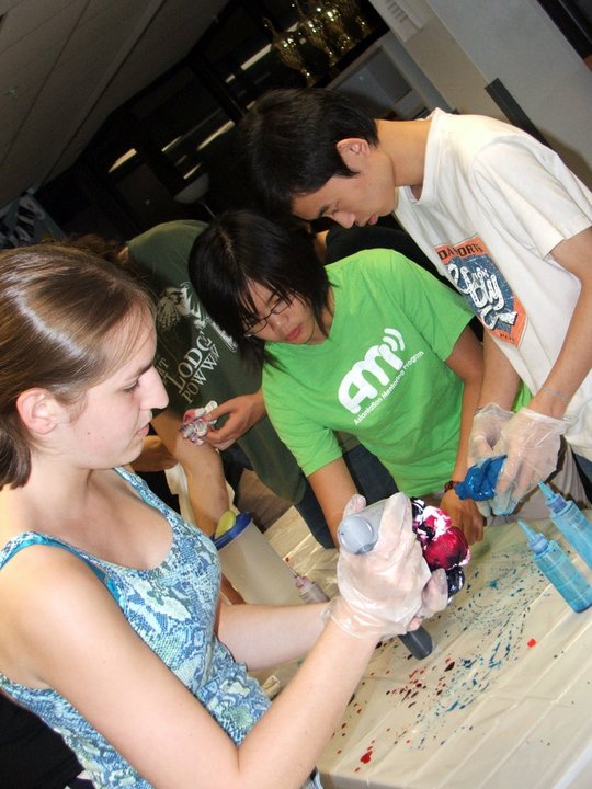International and domestic students attending a tie dye program